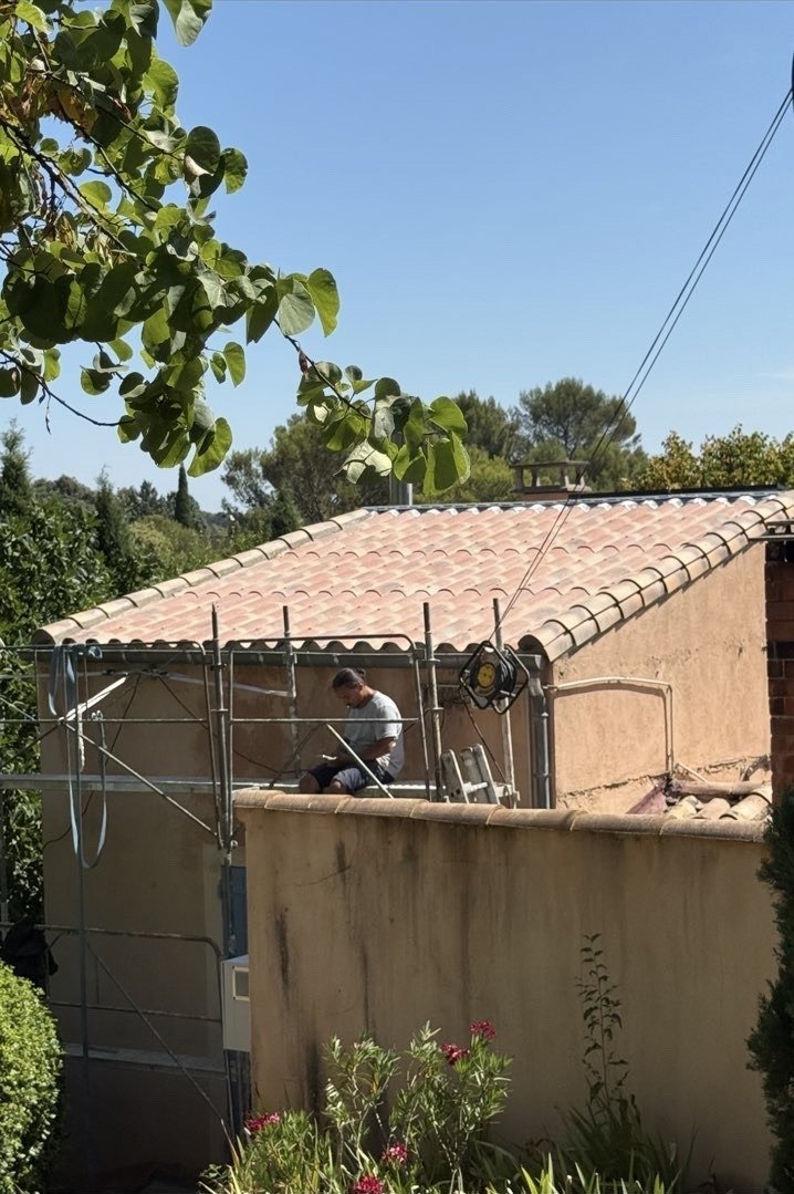 Chantier de toiture en tuile canal avec échafaudage, BGR Couverture