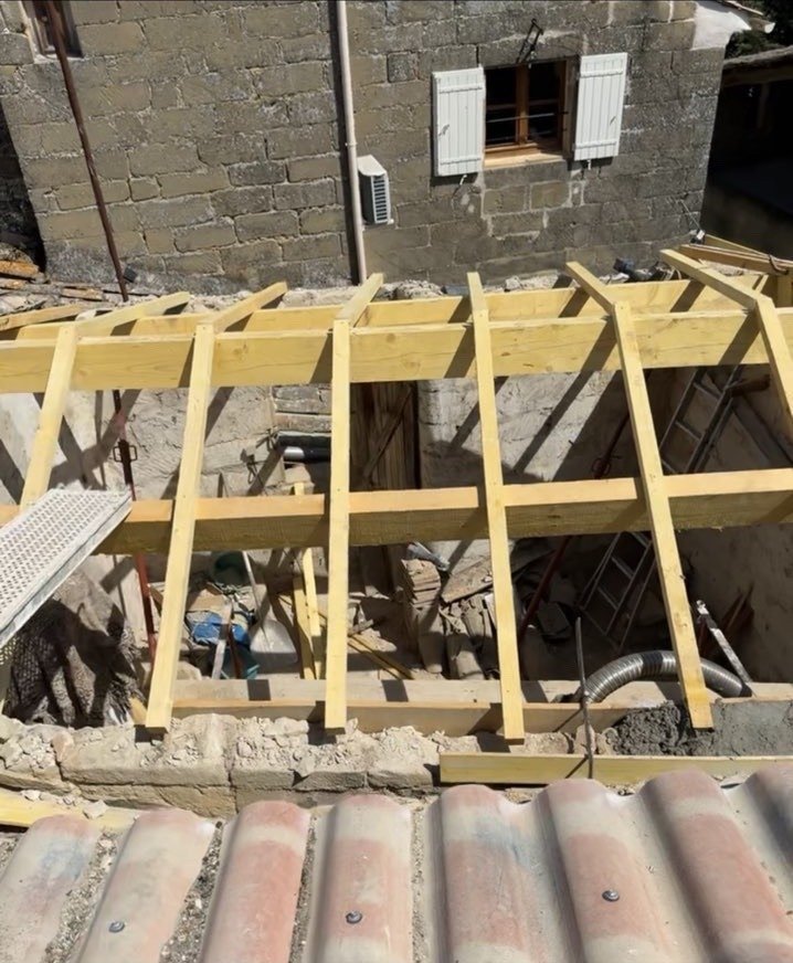 Charpente bois neuve posée par BGR Couverture sur un bâtiment en pierre
