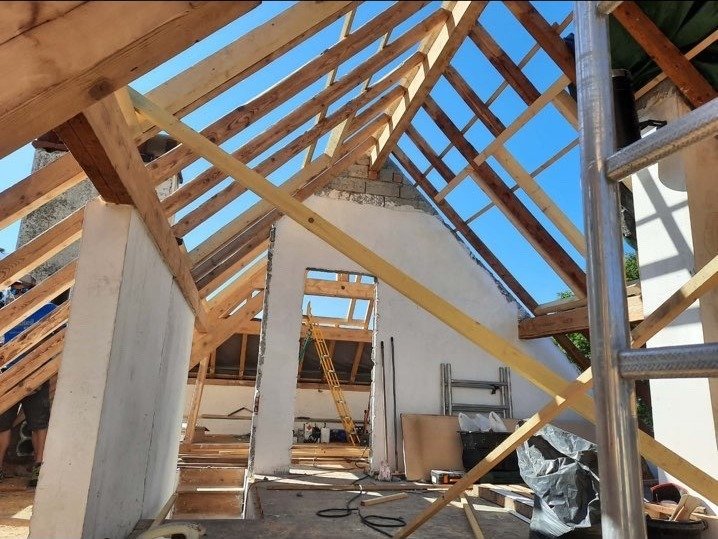 Détail d'une charpente en bois restaurée par BGR Couverture