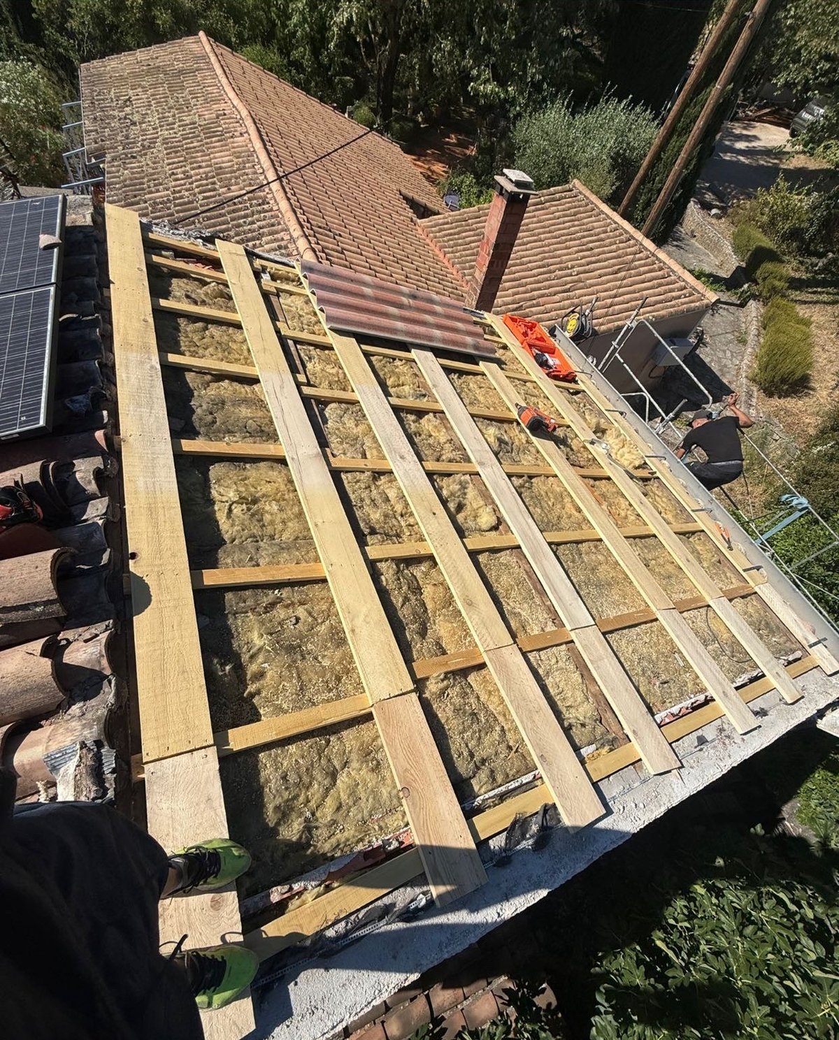 Isolation en laine minérale posée entre chevrons lors d'une réfection de toiture