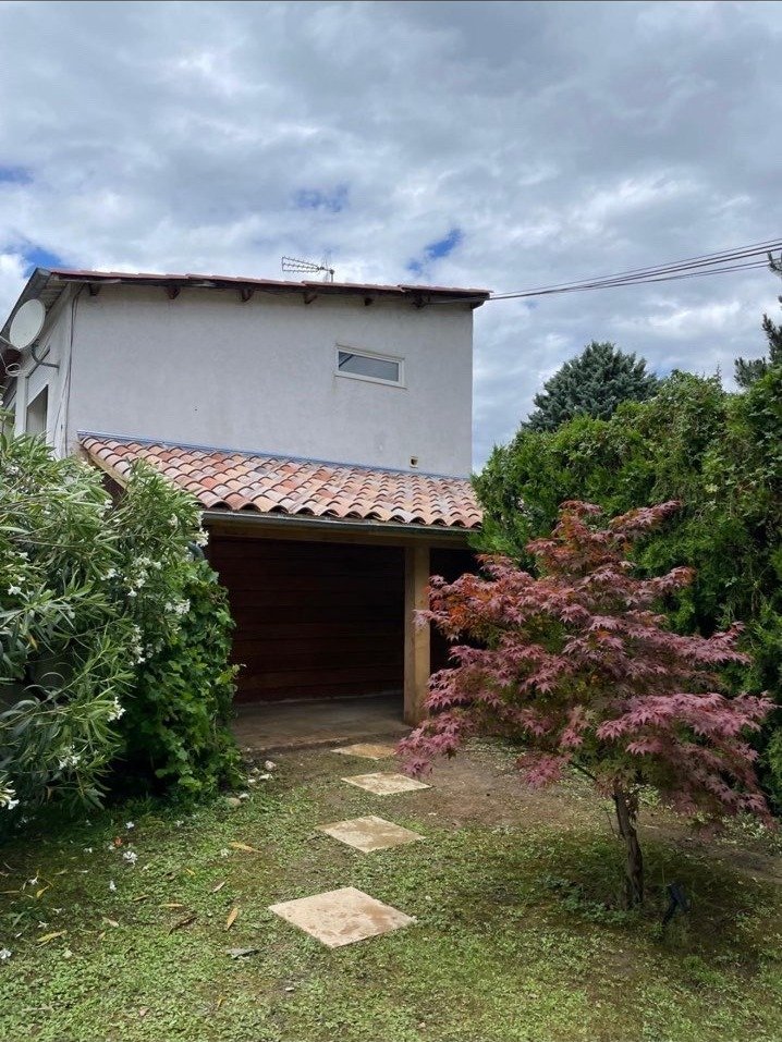 Maison avec toiture en tuile canal et carport, secteur du Gard