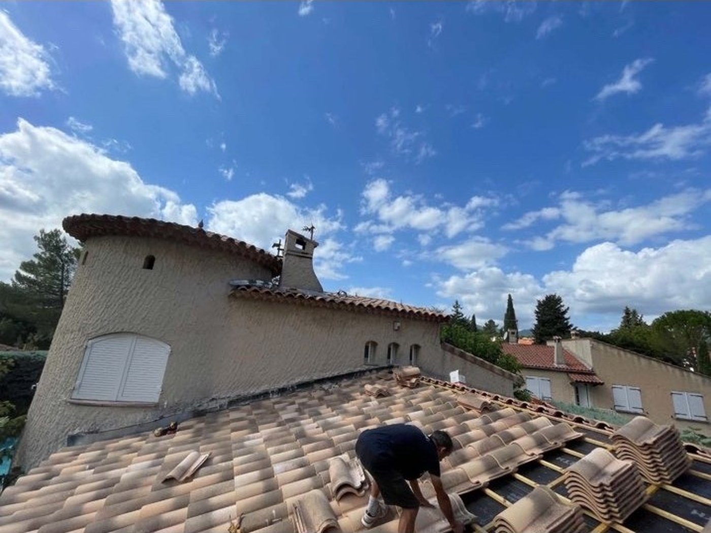 Pose de tuiles canal sur la tourelle d'une villa provençale