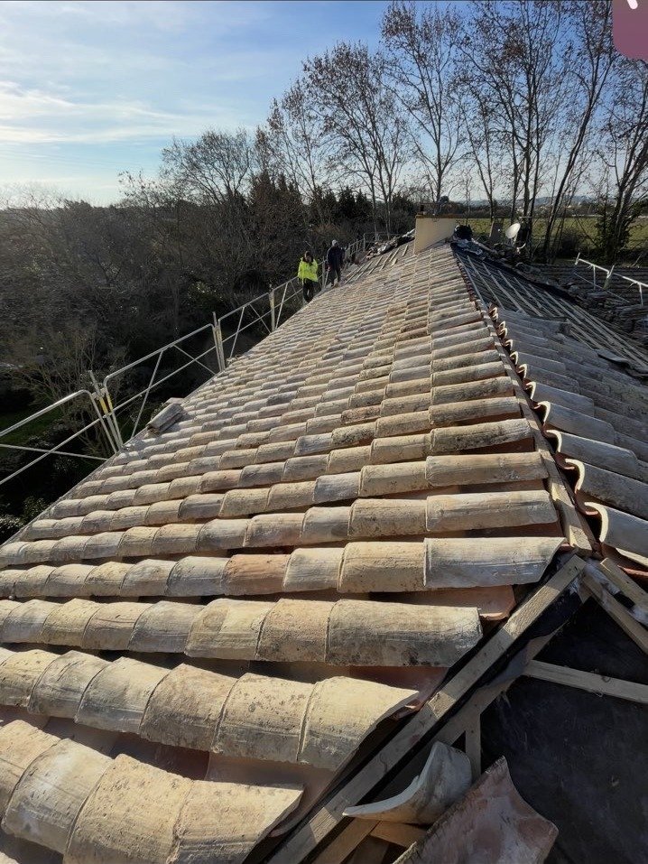 Rénovation d'une toiture ancienne en tuile canal, pose du faîtage par BGR Couverture