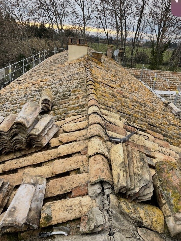 Toiture ancienne en tuile canal en cours de réfection par BGR Couverture