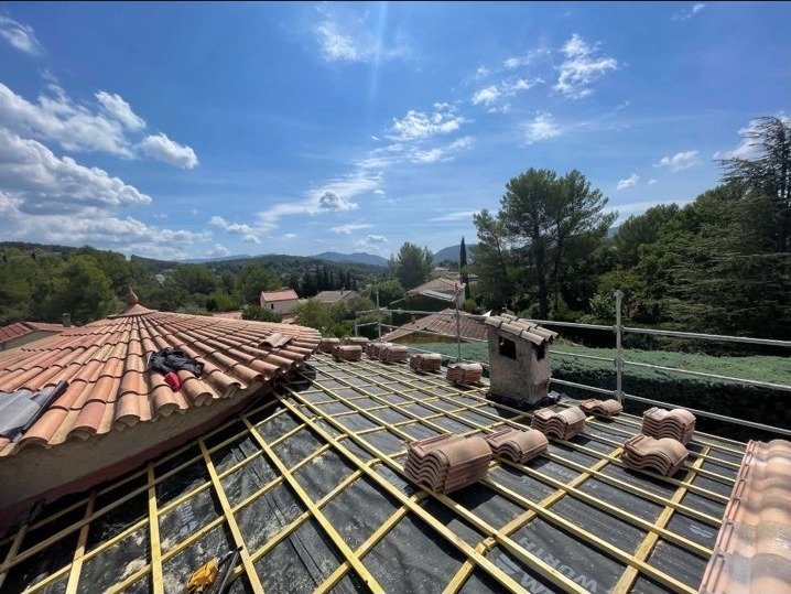 Pose de tuiles canal sur une villa provençale, BGR Couverture