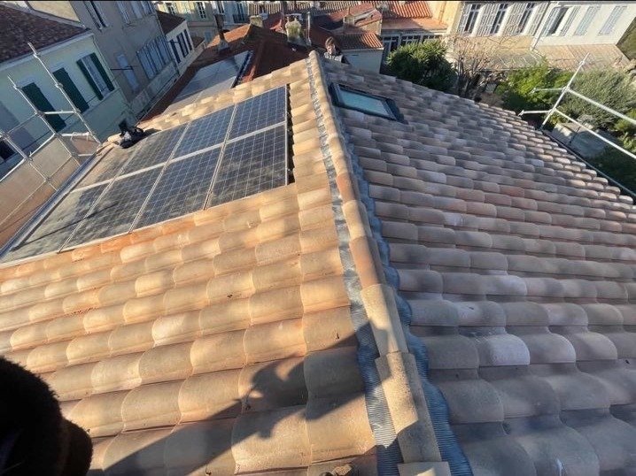 Toiture en tuile canal avec panneaux solaires, chantier BGR Couverture