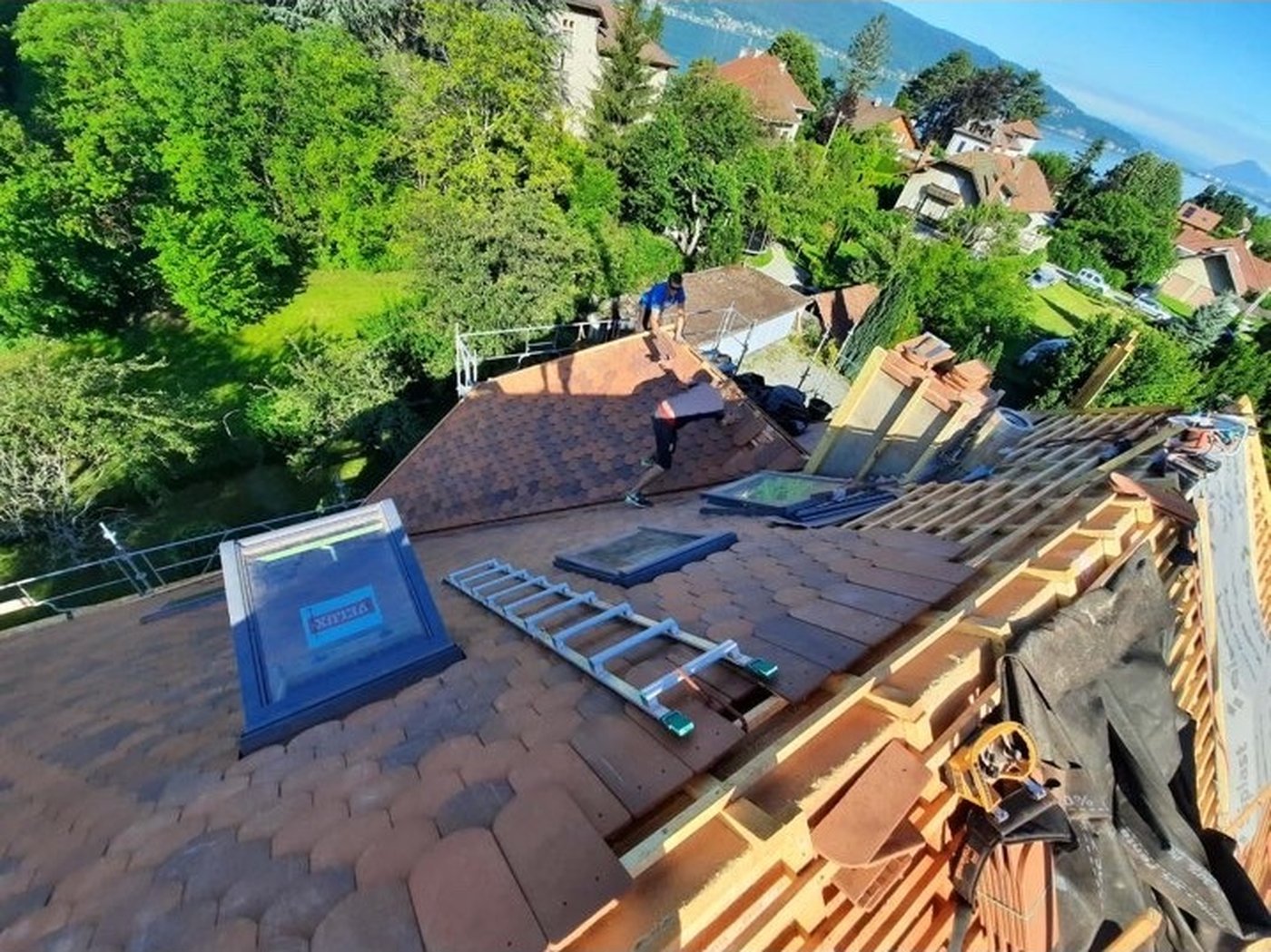 Toiture en tuile canal terminée avec fenêtre de toit Velux