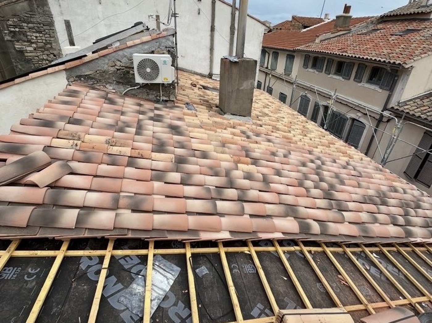 Toiture en tuile plate en secteur urbain, chantier BGR Couverture
