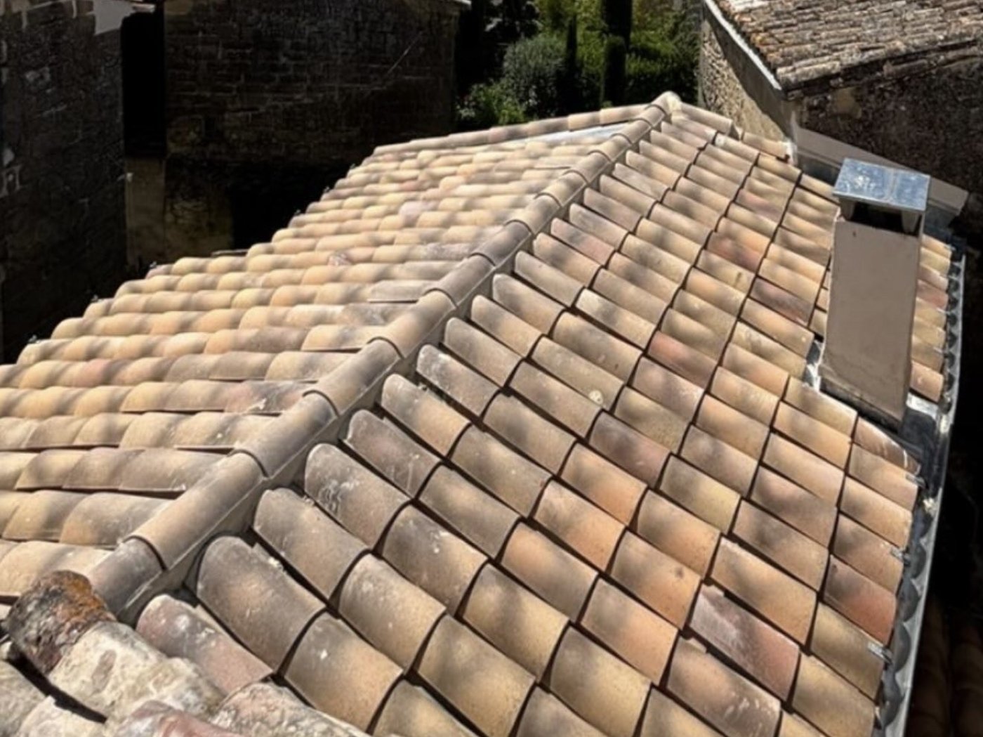 Vue sur les toitures en tuile canal d'un village du Gard