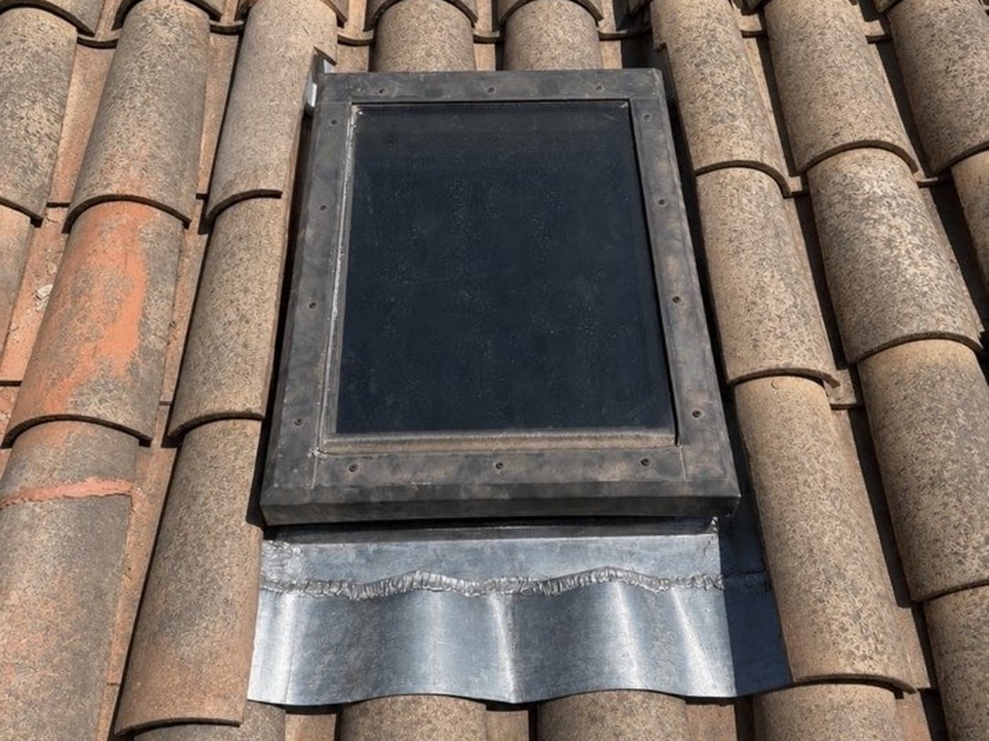 Pose d'une fenêtre de toit Velux sur toiture en tuile canal, chantier BGR Couverture