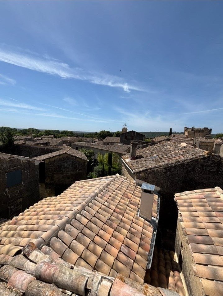 Vue sur les toits en tuile canal d'un village ancien du Gard